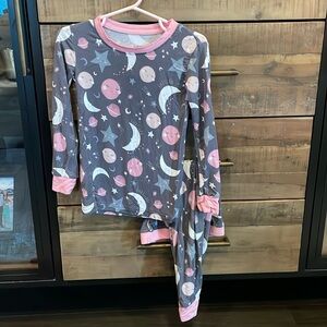 Little sleepies to the moon pajamas set. Size 3t